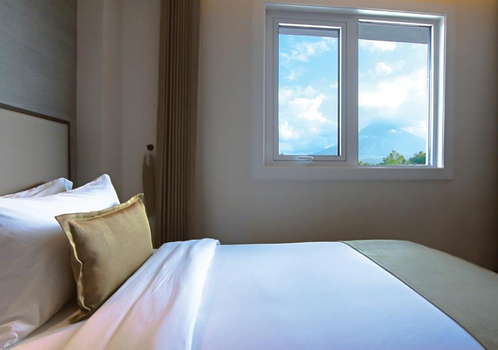 Postel nebo postele na pokoji v ubytování The Marison Hotel