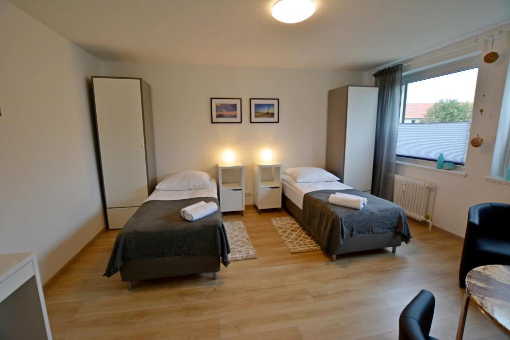 Zimmer mit 2 Betten in einem Zimmer in der Unterkunft Appartement Wildkamp in Salzgitter
