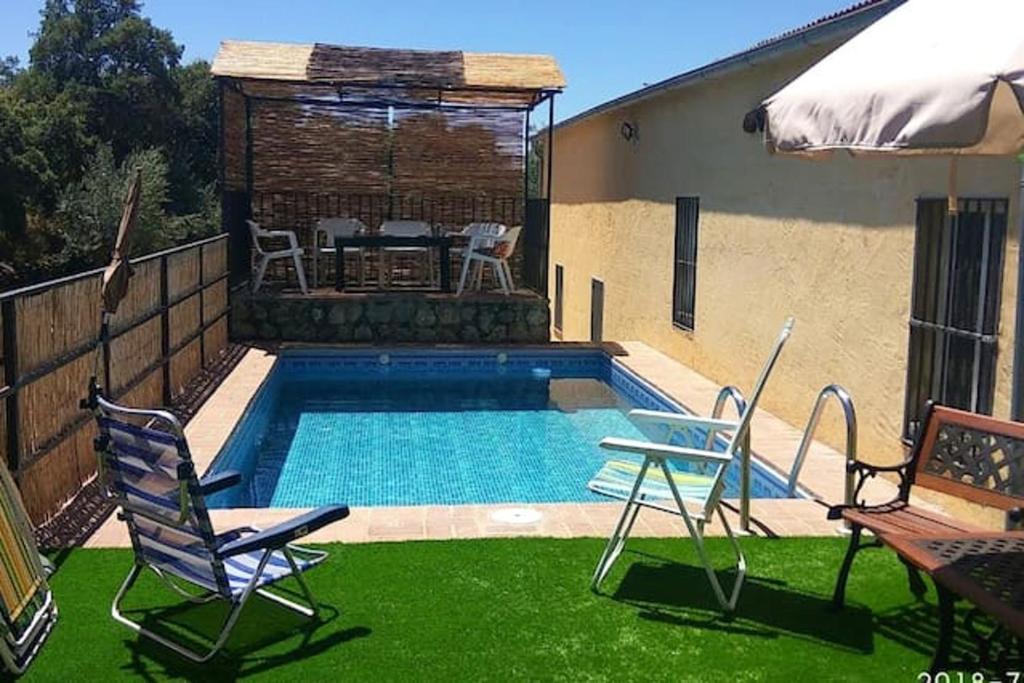 A piscina localizada em 4 bedrooms villa with private pool and enclosed garden at Caceres ou nos arredores