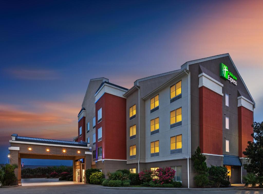 um edifício de hotel com um sinal luminoso em Holiday Inn Express New Orleans East, an IHG Hotel em Nova Orleães
