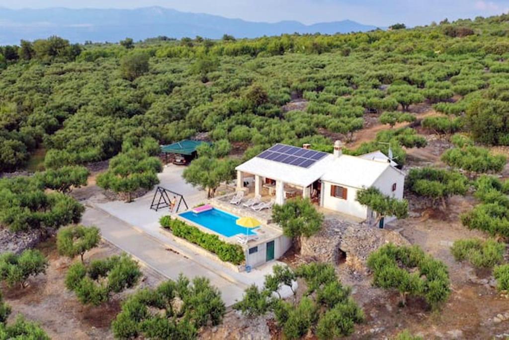 Vista aerea di 2 bedrooms villa with private pool and wifi at Sutivan