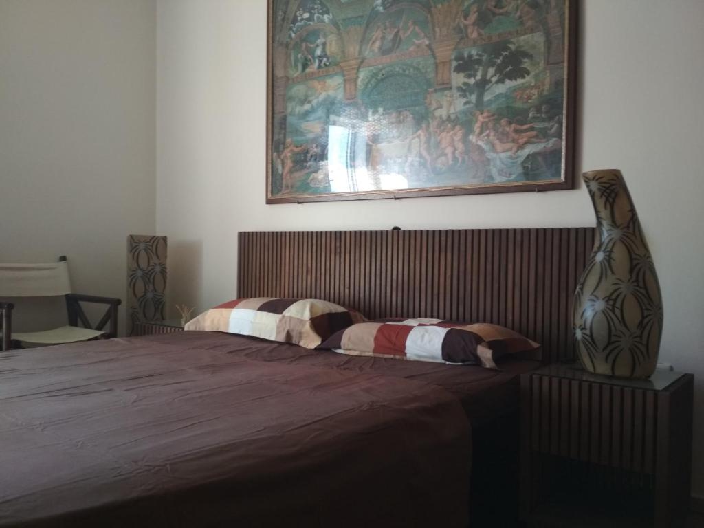 雅典的住宿－George's Apartment，一间卧室配有一张壁画床