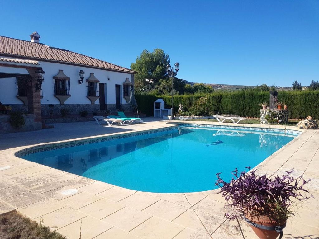 ein Pool vor einem Haus in der Unterkunft 3 bedrooms house with private pool enclosed garden and wifi at Arriate in Arriate