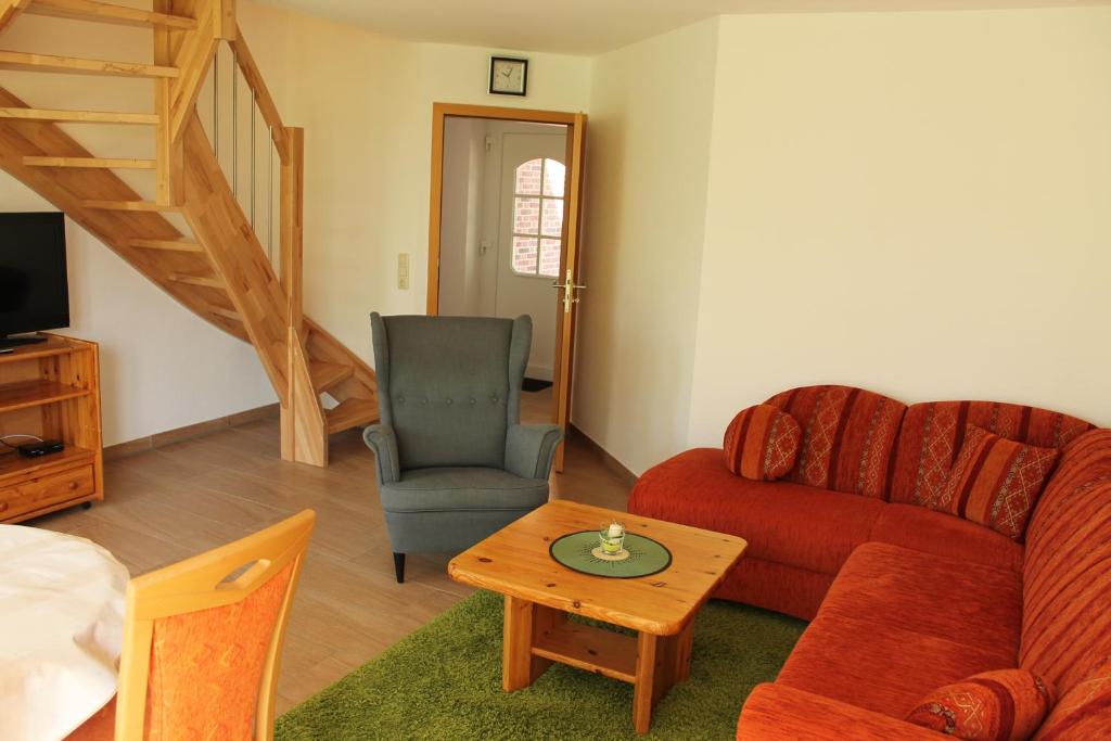 萬格爾蘭的住宿－Ferienhaus Groß Popkenhausen，客厅配有沙发、椅子和桌子