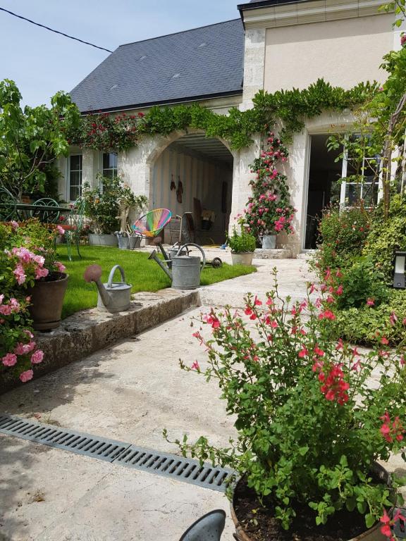 a house that has a garden in front of it at La Maison du Carroir in Blois