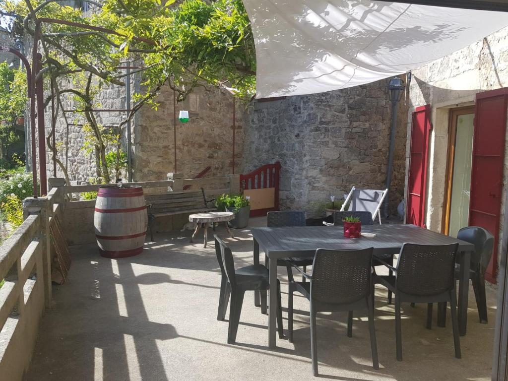 Patio nebo venkovní prostory v ubytování Maison d'Hôtes "La Pierre Pointue"