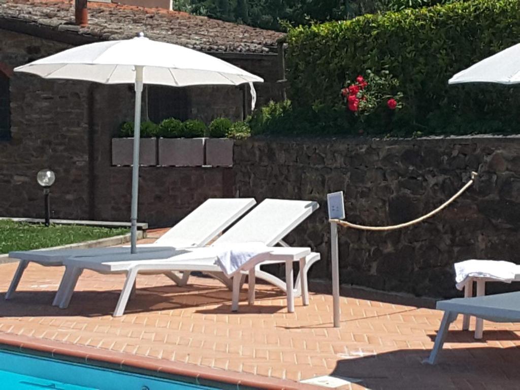 Bazén v ubytování Rocca Palazzaccio nebo v jeho okolí
