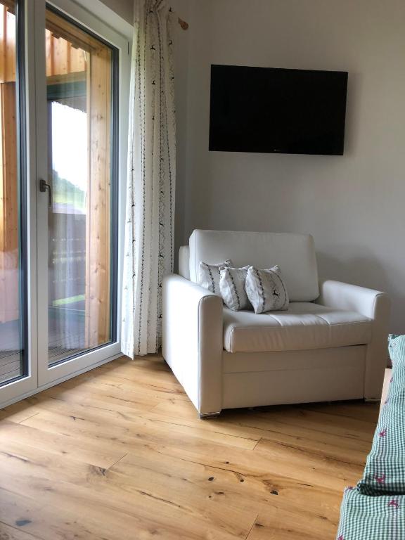 Televízia a/alebo spoločenská miestnosť v ubytovaní Ausseer Chalet (nahe Hallstatt), Appartements
