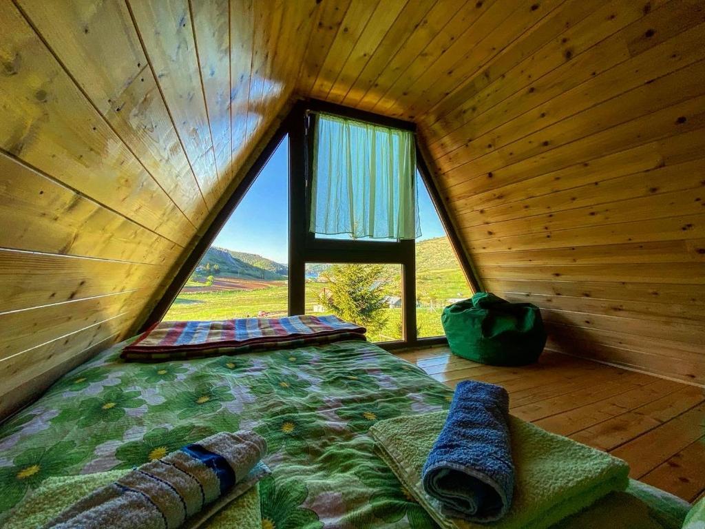 Pogled na planinu ili pogled na planinu iz vikendice