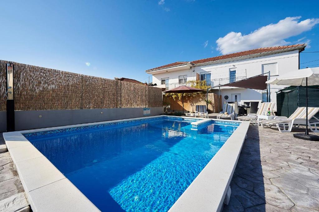 een zwembad in de achtertuin van een huis bij Holiday home Dino & Lea in Trogir