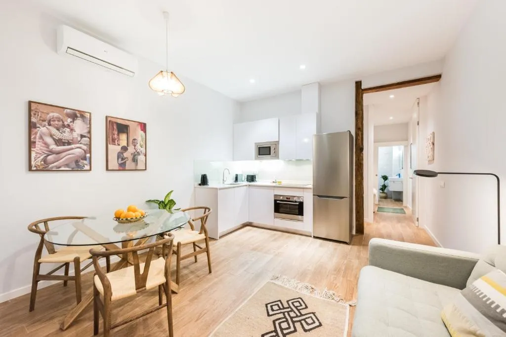 NEW DESIGN APARTMENT BARRIO DE LAS LETRAS, Madrid, Spania