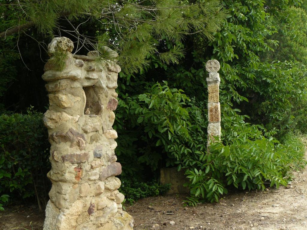 A garden outside Casa Rural Torre De Campos