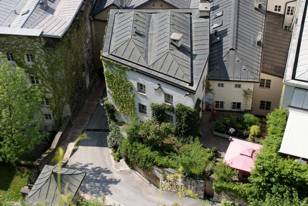 una vista aérea de una casa en una ciudad en AmKapuziner Apartments, en Salzburgo