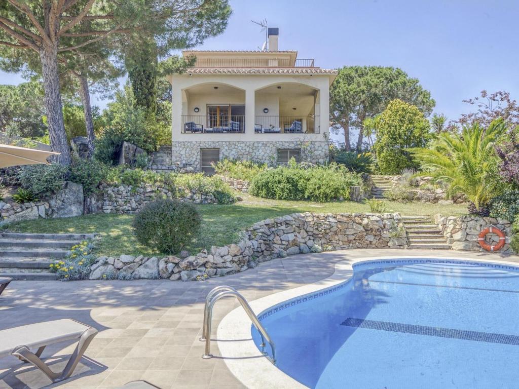 een huis met een zwembad voor een huis bij Belvilla by OYO Villa in Arenys de Mar with Pool in Arenys de Mar