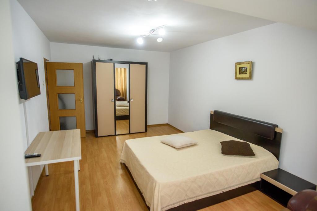コンスタンツァにあるApartament Faleza Nordの小さなベッドルーム(ベッド1台、鏡付)