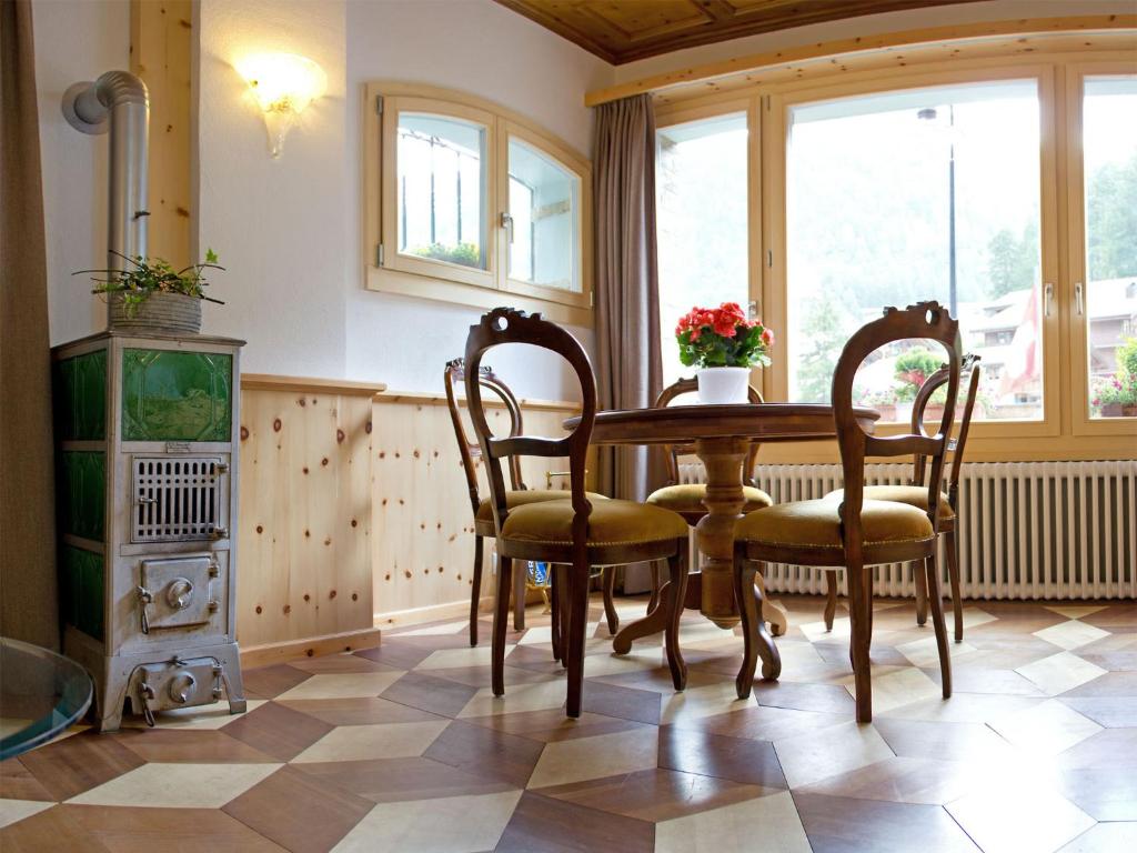 a dining room with a table and chairs at Alpenblick in Zermatt