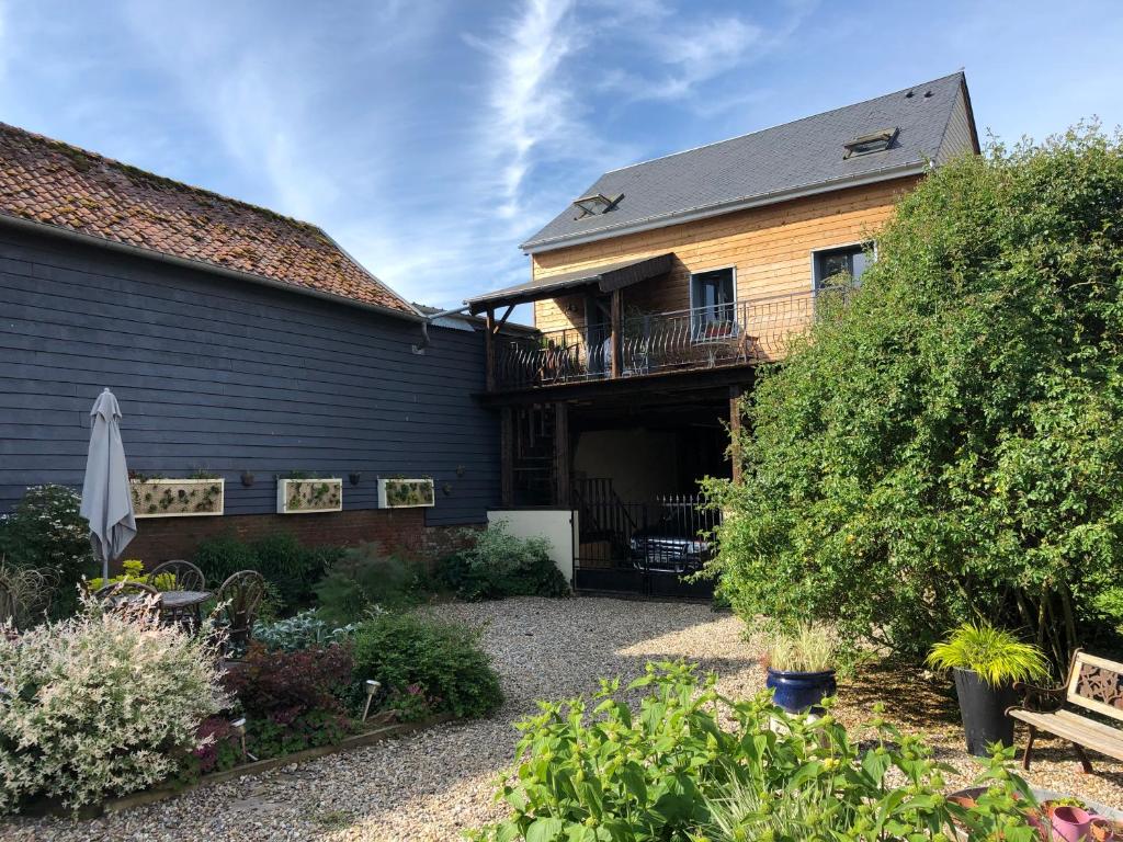 Cette maison dispose d'un balcon et d'une terrasse. dans l'établissement Le gîte de l Abreuvoir, à Bergicourt