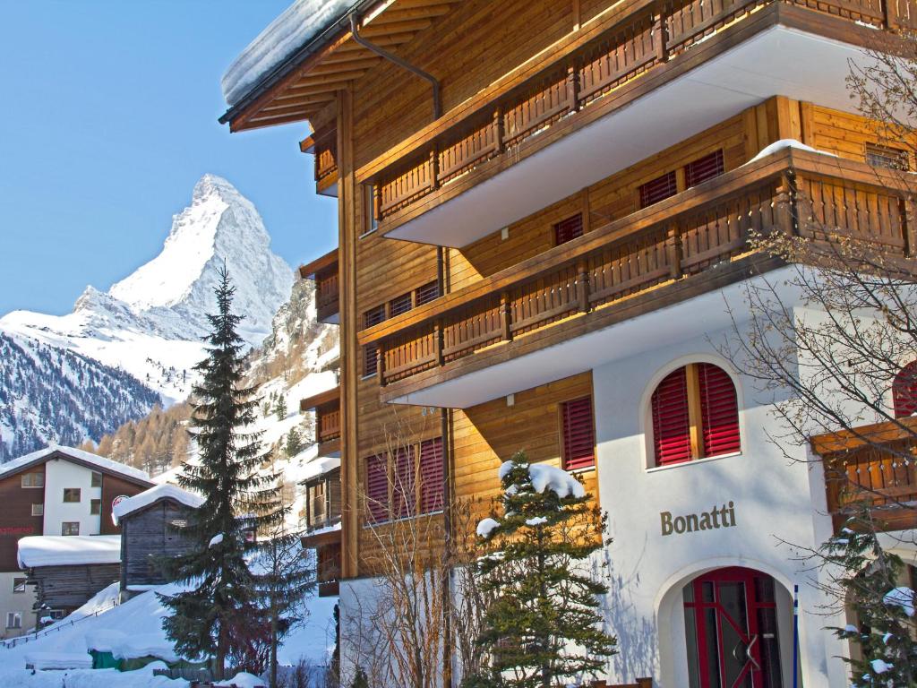 a ski lodge with a mountain in the background at Alpenblick in Zermatt