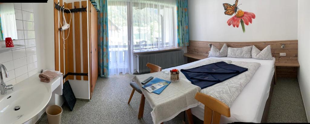 A bed or beds in a room at Pension Seeheim