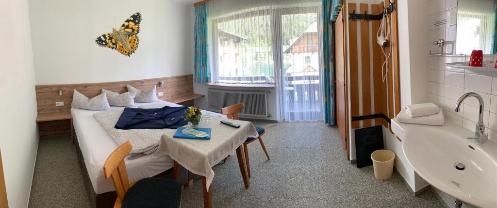 A bed or beds in a room at Pension Seeheim