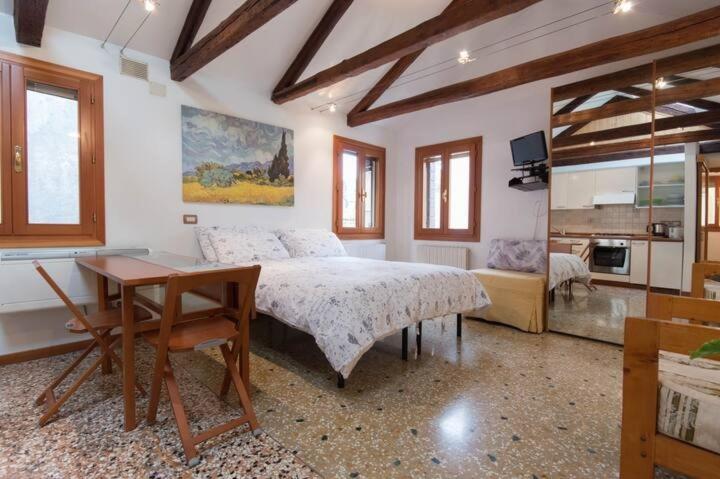 A kitchen or kitchenette at Appartamenti Cà d'Oro