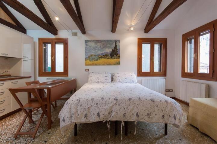 A bed or beds in a room at Appartamenti Cà d'Oro
