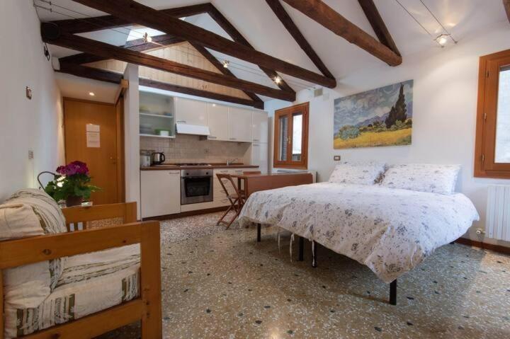 A kitchen or kitchenette at Appartamenti Cà d'Oro