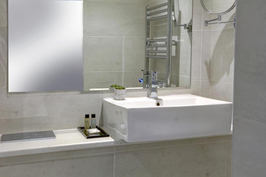 Trafford Hall Hotel Manchester, Trademark Collection by Wyndham - King Suite With Two King Beds - Non-Smoking