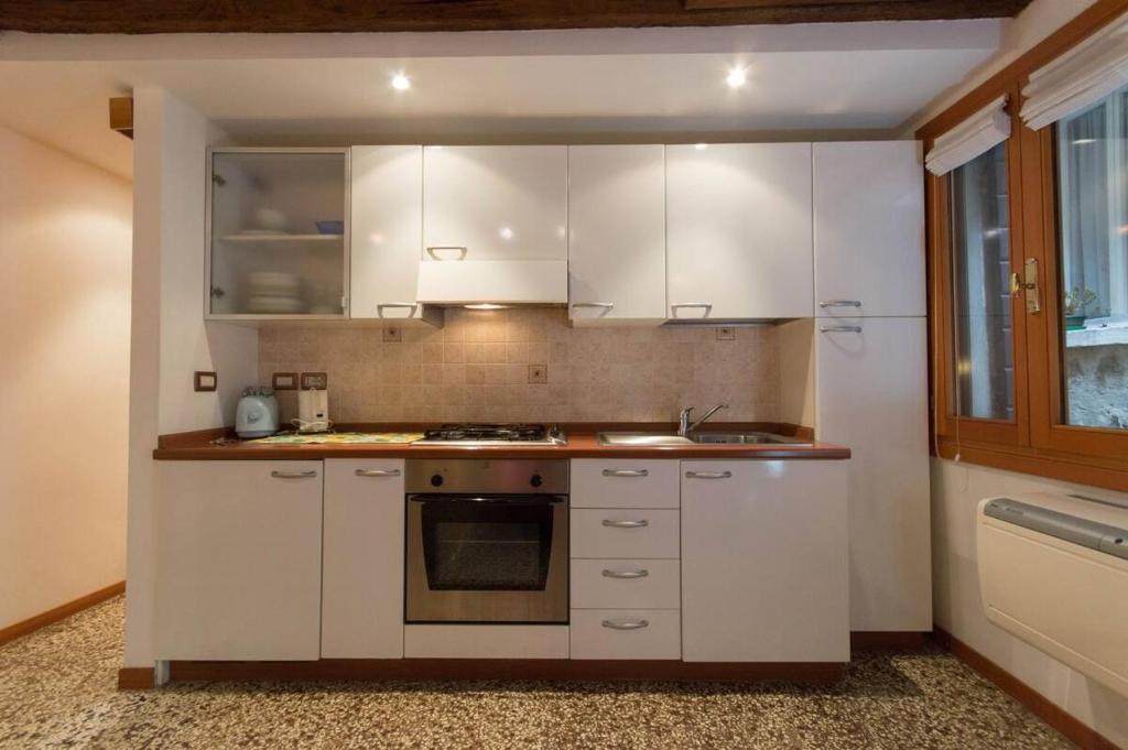 A kitchen or kitchenette at Appartamenti Cà d'Oro