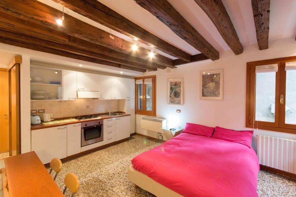 A kitchen or kitchenette at Appartamenti Cà d'Oro