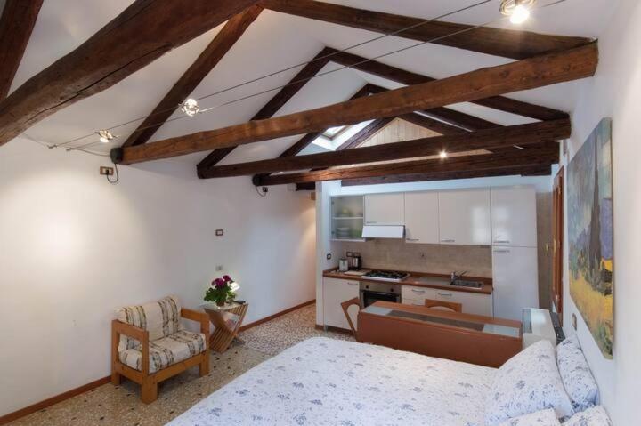 A kitchen or kitchenette at Appartamenti Cà d'Oro