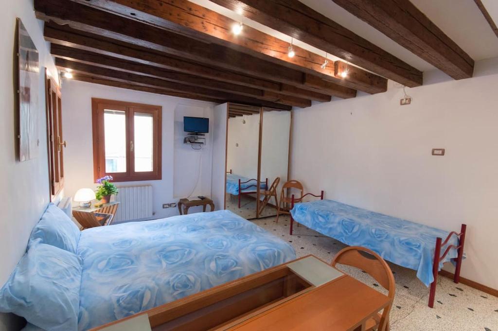 A bed or beds in a room at Appartamenti Cà d'Oro