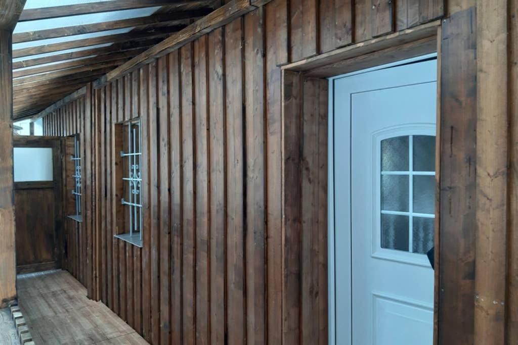 um quarto com uma porta branca numa parede de madeira em Haus Schönek em Warmensteinach