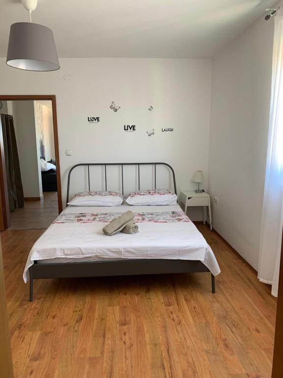 Posteľ alebo postele v izbe v ubytovaní Apartmani Maksan