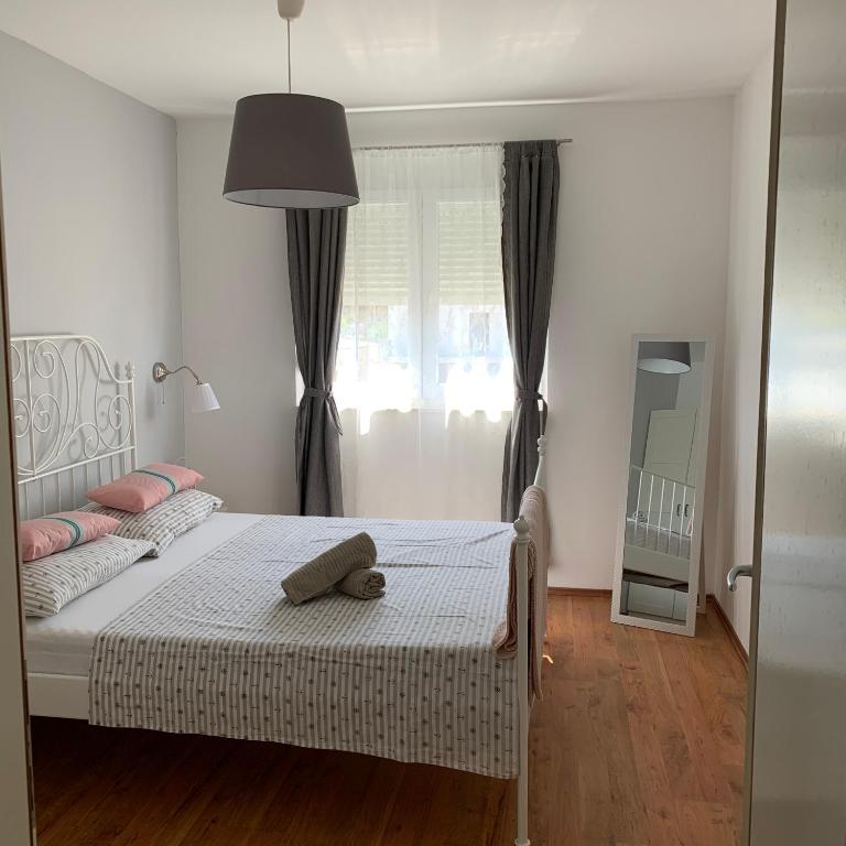 Posteľ alebo postele v izbe v ubytovaní Apartmani Maksan
