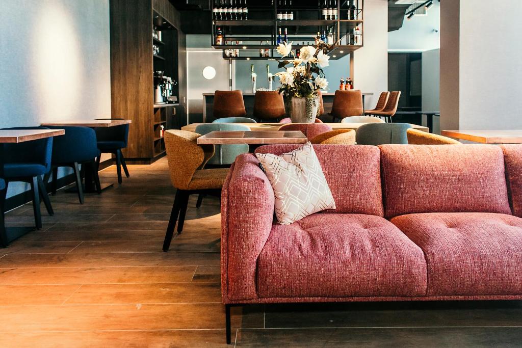 sala de estar con sofá y mesa en Amsterdam Beach Hotel en Zandvoort