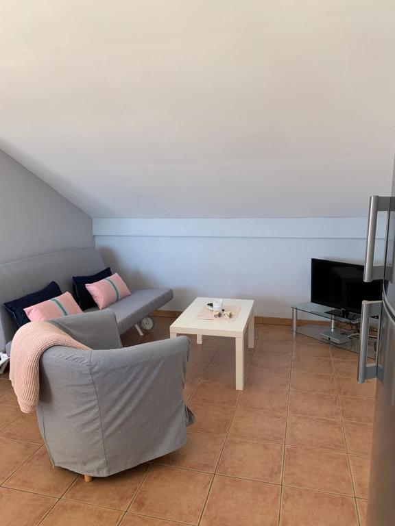 Televízia a/alebo spoločenská miestnosť v ubytovaní Apartmani Maksan