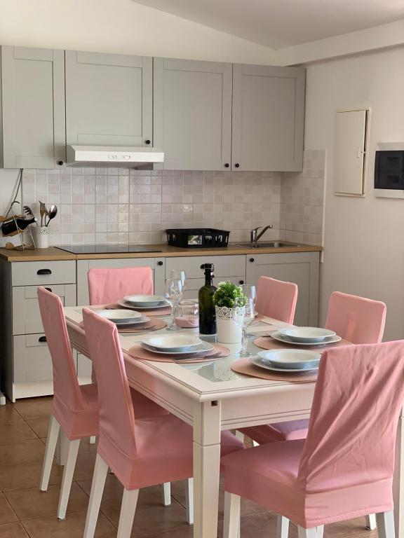 Kuchyňa alebo kuchynka v ubytovaní Apartmani Maksan