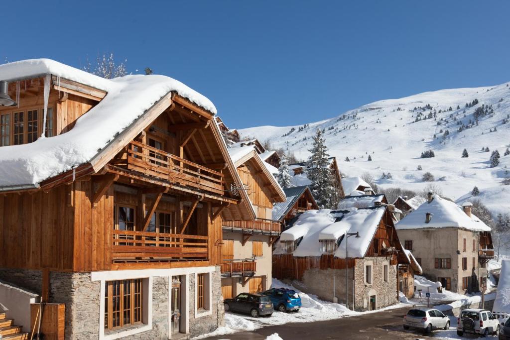 Villard-Reculas的住宿－Chalet le Villarais1 sauna billard，山村,屋顶上积雪