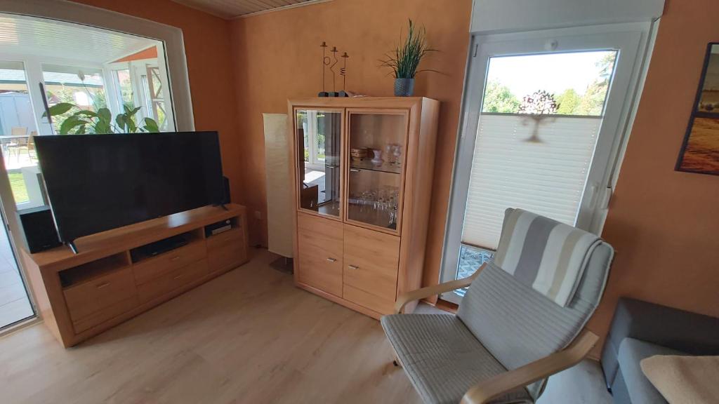 TV a/nebo společenská místnost v ubytování Ferienhaus Zur Lehns mit Garten am Harz