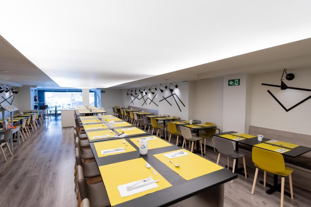 Reštaurácia alebo iné gastronomické zariadenie v ubytovaní Aparthotel Atenea Calabria