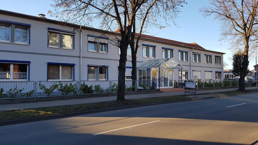 un edificio blanco al lado de una calle en Hotel Sturm, en Tangermünde