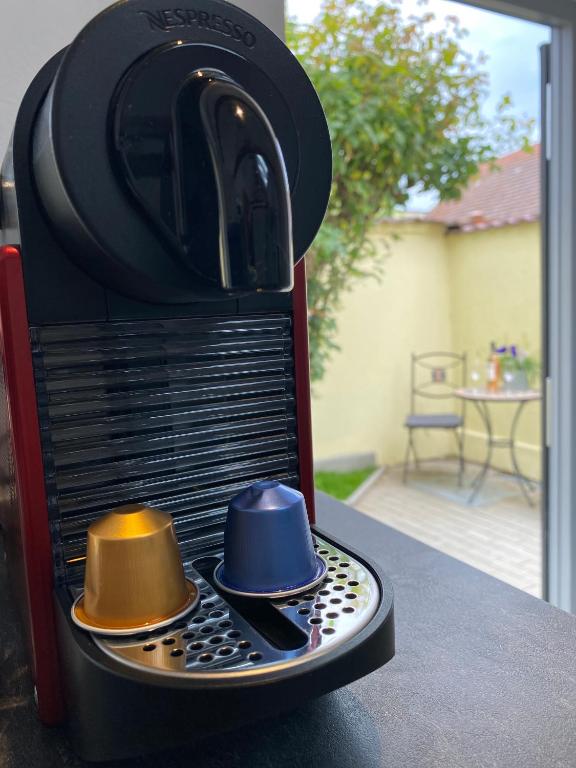 piec z trzema kapeluszami na górze w obiekcie Auszeit Vienna Wellness Apartment w Wiedniu