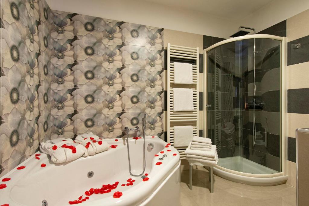 Koupelna v ubytování Grand Hotel La Tonnara