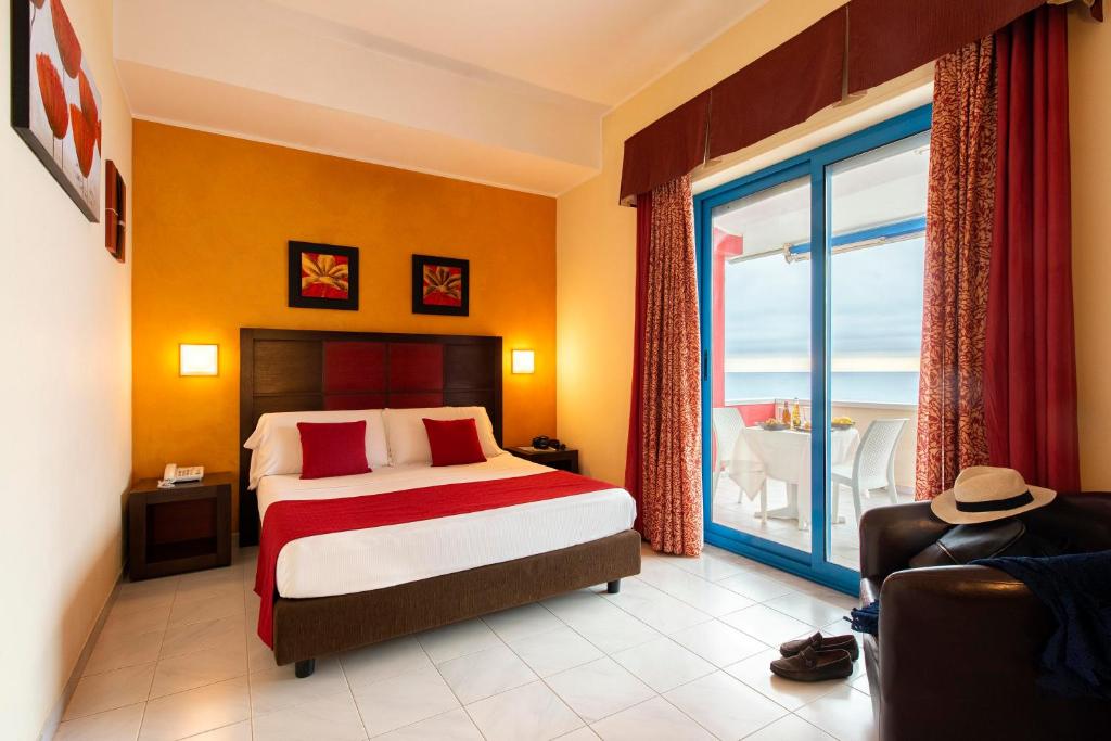 Postel nebo postele na pokoji v ubytování Grand Hotel La Tonnara