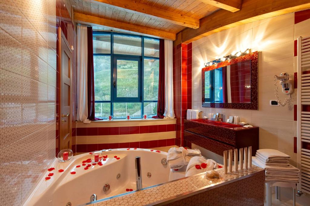Koupelna v ubytování Grand Hotel La Tonnara