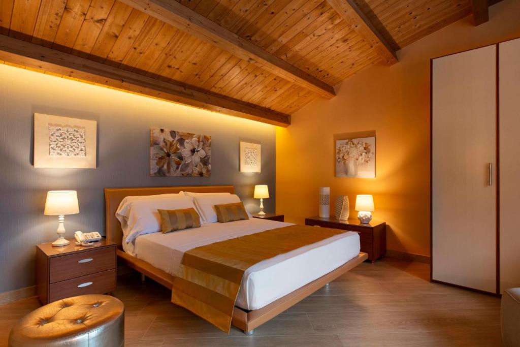 Postel nebo postele na pokoji v ubytování Grand Hotel La Tonnara