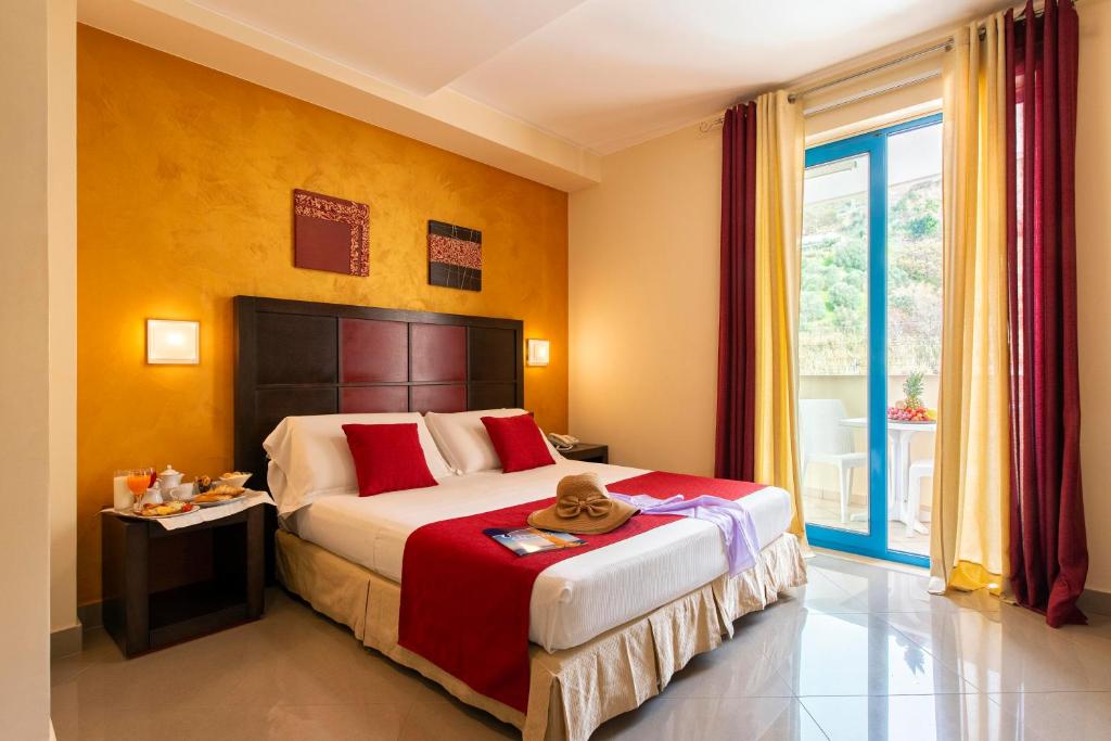 Postel nebo postele na pokoji v ubytování Grand Hotel La Tonnara