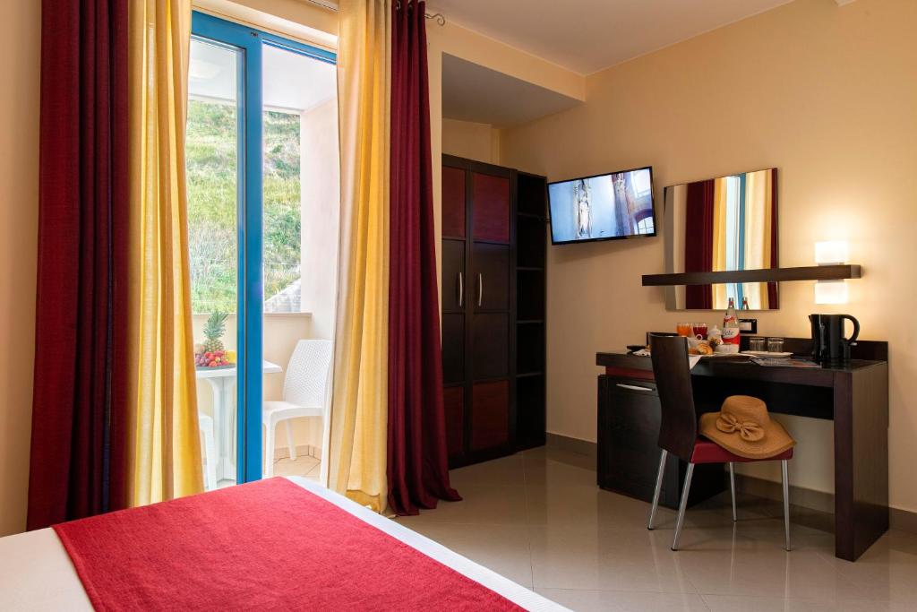TV a/nebo společenská místnost v ubytování Grand Hotel La Tonnara