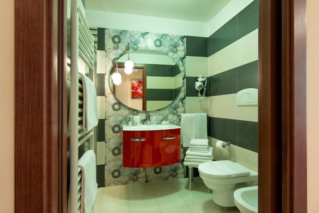 Koupelna v ubytování Grand Hotel La Tonnara